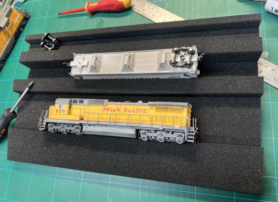 HO/OO Model Train Cradle with bonus precision screwdriver set
