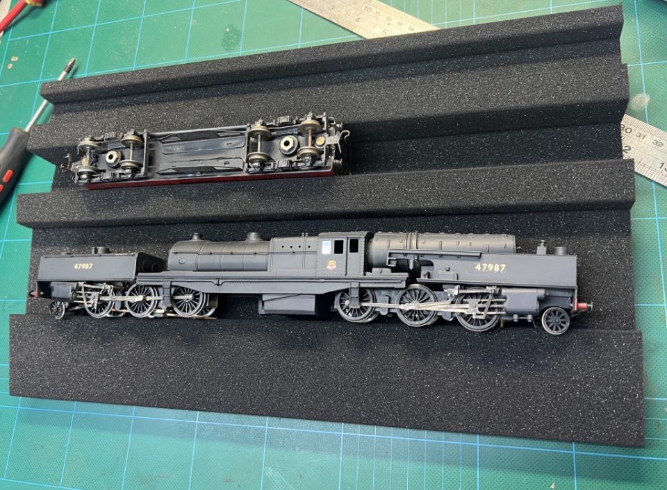 HO/OO Model Train Cradle with bonus precision screwdriver set