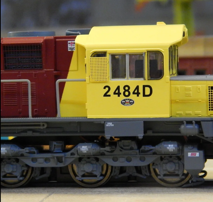 Wuiske Models Queensland Rail #2484D Driver Only Corporate (Broncos) Livery Locomotive HOn3½ 12mm Brand New